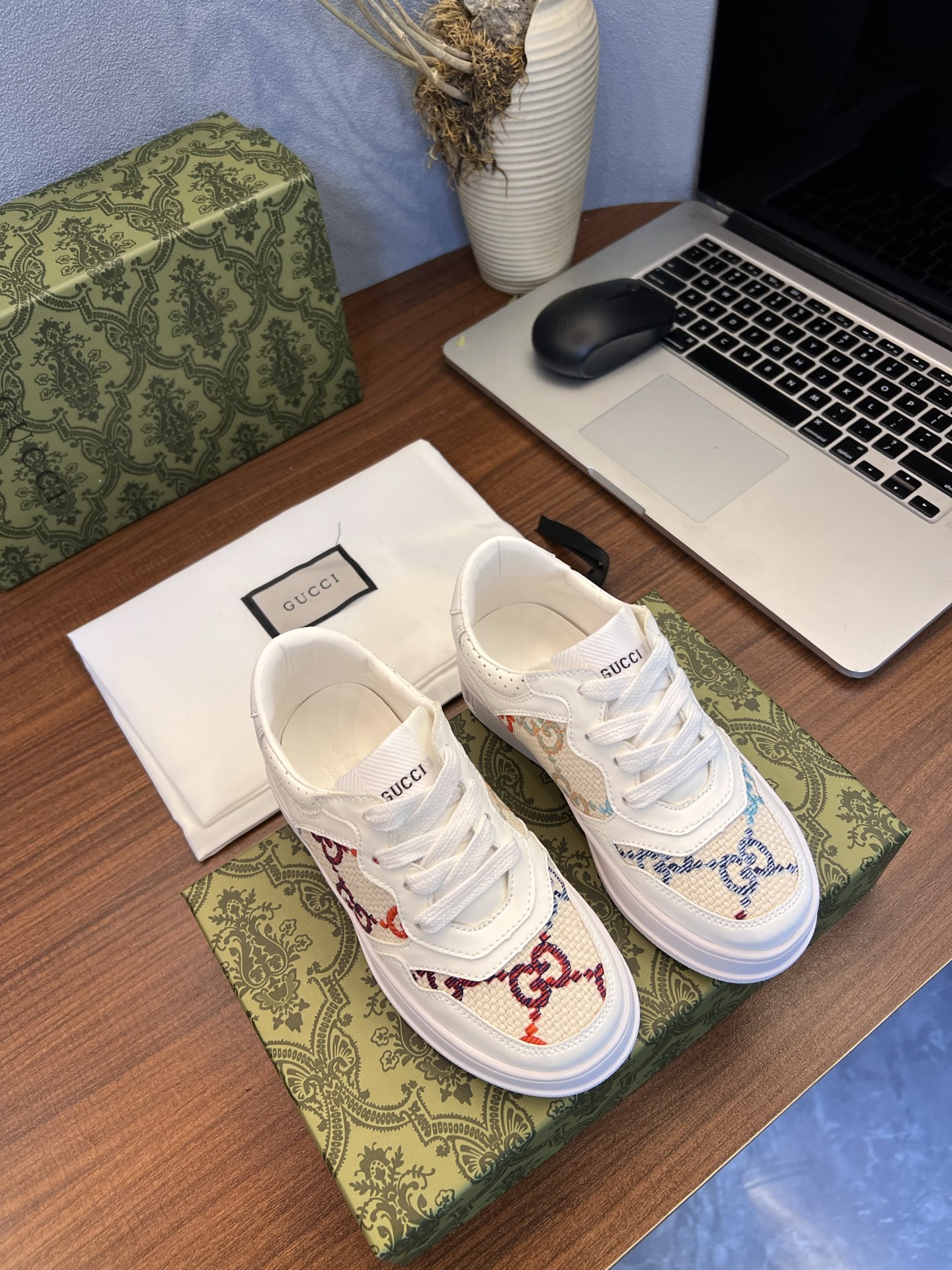 Children's shoes child